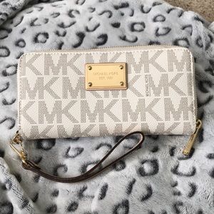 Michael Kors The Continental Wallet